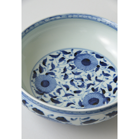 「No.32　菊唐草丸文鉢　八寸  / Bowl with arabesque design, Sometsuke」の写真　その4