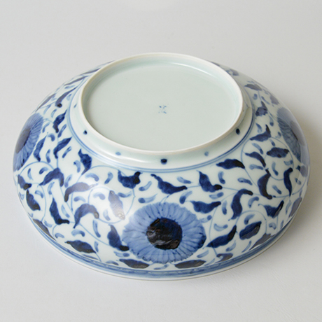 「No.32　菊唐草丸文鉢　八寸  / Bowl with arabesque design, Sometsuke」の写真　その5