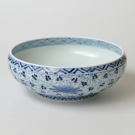 「No.33　花唐草松竹梅丸文鉢　八寸  / Bowl with arabesque and pine, bamboo and plum design, Sometsuke」の写真　その2