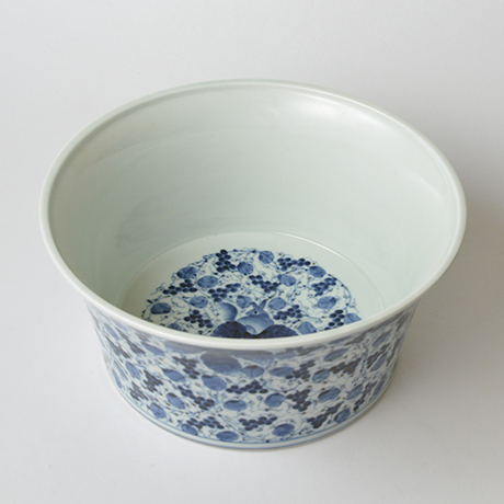 「No.34　葡萄唐草栗鼠丸文鉢　八寸  / Bowl with grape arabesque and squirrel design, Sometsuke」の写真　その1