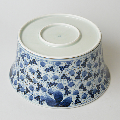 「No.34　葡萄唐草栗鼠丸文鉢　八寸  / Bowl with grape arabesque and squirrel design, Sometsuke」の写真　その5