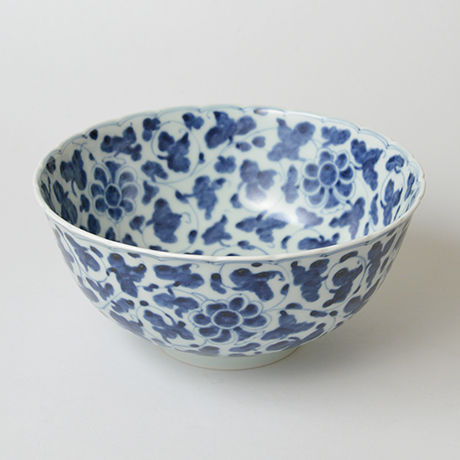 「No.37　唐花唐草文菊割深中鉢 / Bowl with arabesque design, Sometsuke」の写真　その1