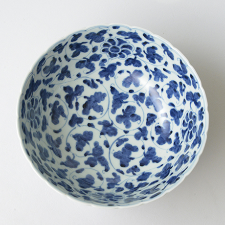 「No.37　唐花唐草文菊割深中鉢 / Bowl with arabesque design, Sometsuke」の写真　その2