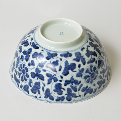「No.37　唐花唐草文菊割深中鉢 / Bowl with arabesque design, Sometsuke」の写真　その4
