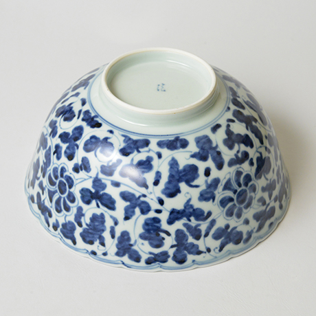 「No.37　唐花唐草文菊割深中鉢 / Bowl with arabesque design, Sometsuke」の写真　その4