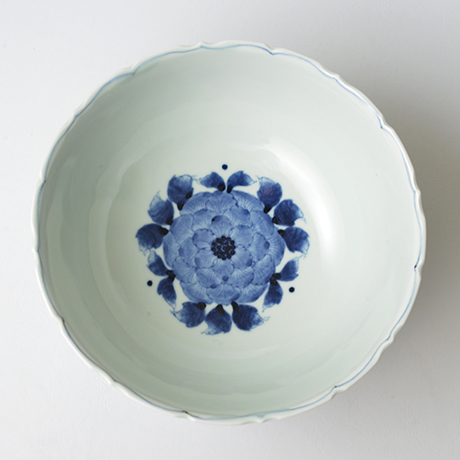 「No.38　花鳥牡丹文輪花深中鉢 / Bowl with birds, flowers and peony design, Sometsuke」の写真　その2