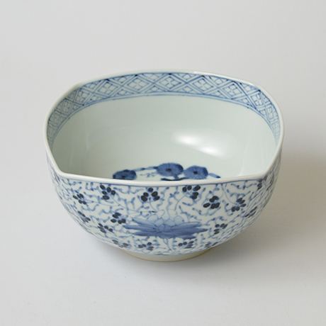 「No.39　花唐草文四方中鉢 / Square bowl with arabesque design, Sometsuke」の写真　その1