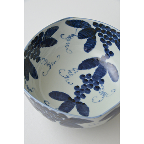 「No.40　葡萄文四方中鉢 / Bowl with grape design, Sometsuke」の写真　その3