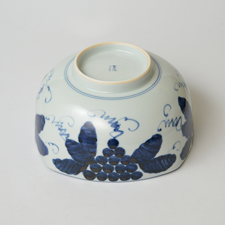 「No.40　葡萄文四方中鉢 / Bowl with grape design, Sometsuke」の写真　その4