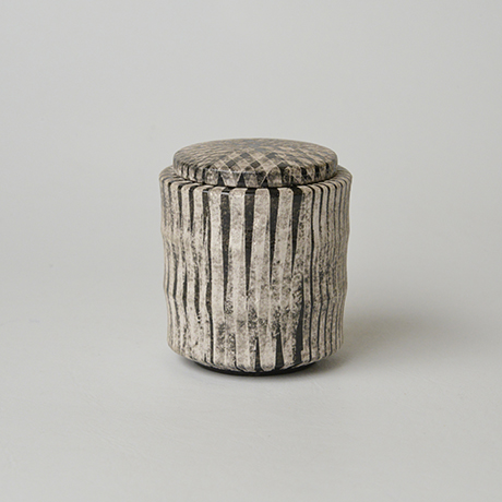 「No.14（図15） 色絵銀彩蓋物 / Covered vessel, Overglaze enamels and silver」の写真　その2