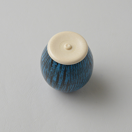 「No.16（図11） 色絵洋彩茶入  / Tea caddy,Overglaze enamels」の写真　その3