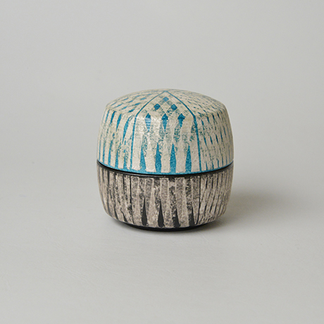 「No.17（図20） 色絵銀彩香合 / Incense container, Overglaze enamels and silver」の写真　その1