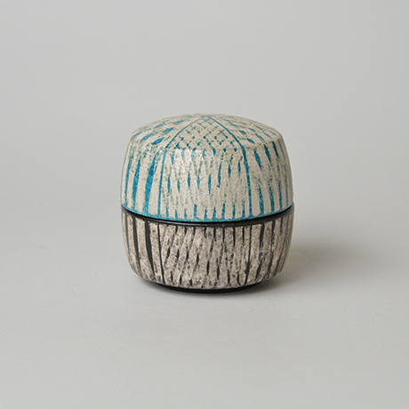 「No.17（図20） 色絵銀彩香合 / Incense container, Overglaze enamels and silver」の写真　その2