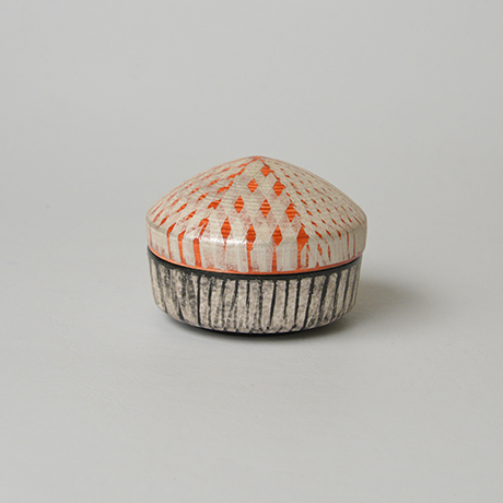 「No.19（図17）色絵銀彩香合 / Incense container, Overglaze enamels and silver」の写真　その1