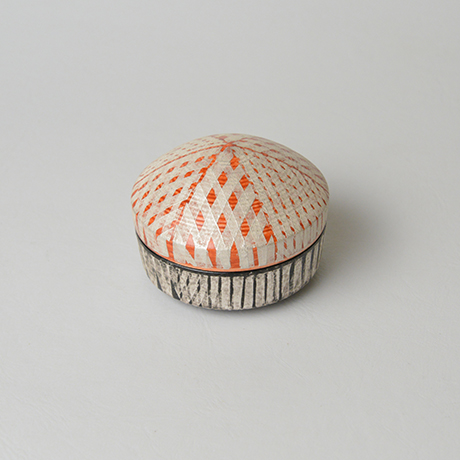 「No.19（図17）色絵銀彩香合 / Incense container, Overglaze enamels and silver」の写真　その2