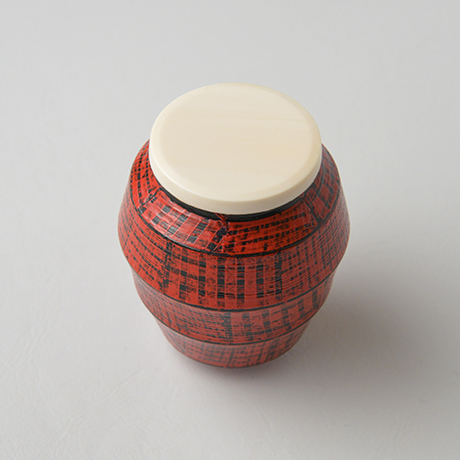 「No.26 色絵洋彩茶入 / Tea caddy, Overglaze enamels」の写真　その3