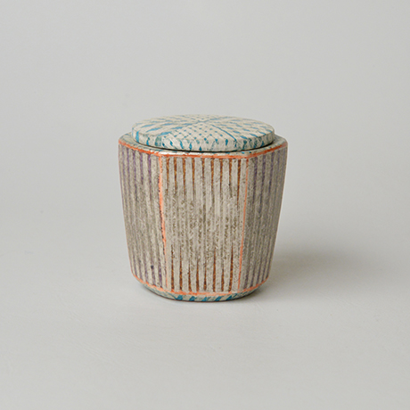 「No.30 色絵銀彩蓋物 / Covered vessel, Overglaze enamels and silver」の写真　その2