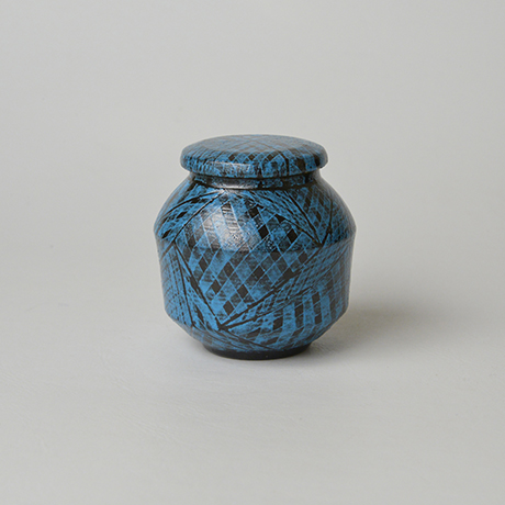 「No.31 色絵洋彩蓋物 / Covered vessel, Overglaze enamels」の写真　その2