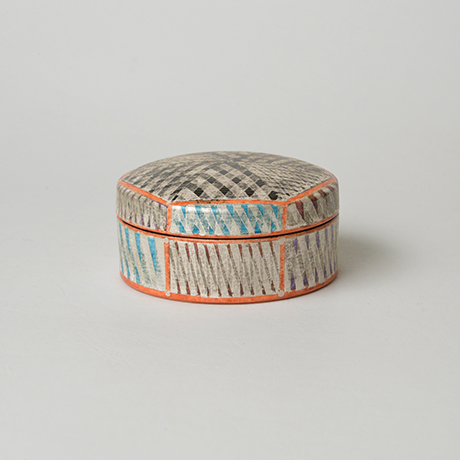 「No.36 色絵銀彩香合 / Incense container, Overglaze enamels and silver」の写真　その1