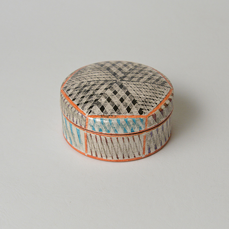 「No.36 色絵銀彩香合 / Incense container, Overglaze enamels and silver」の写真　その2