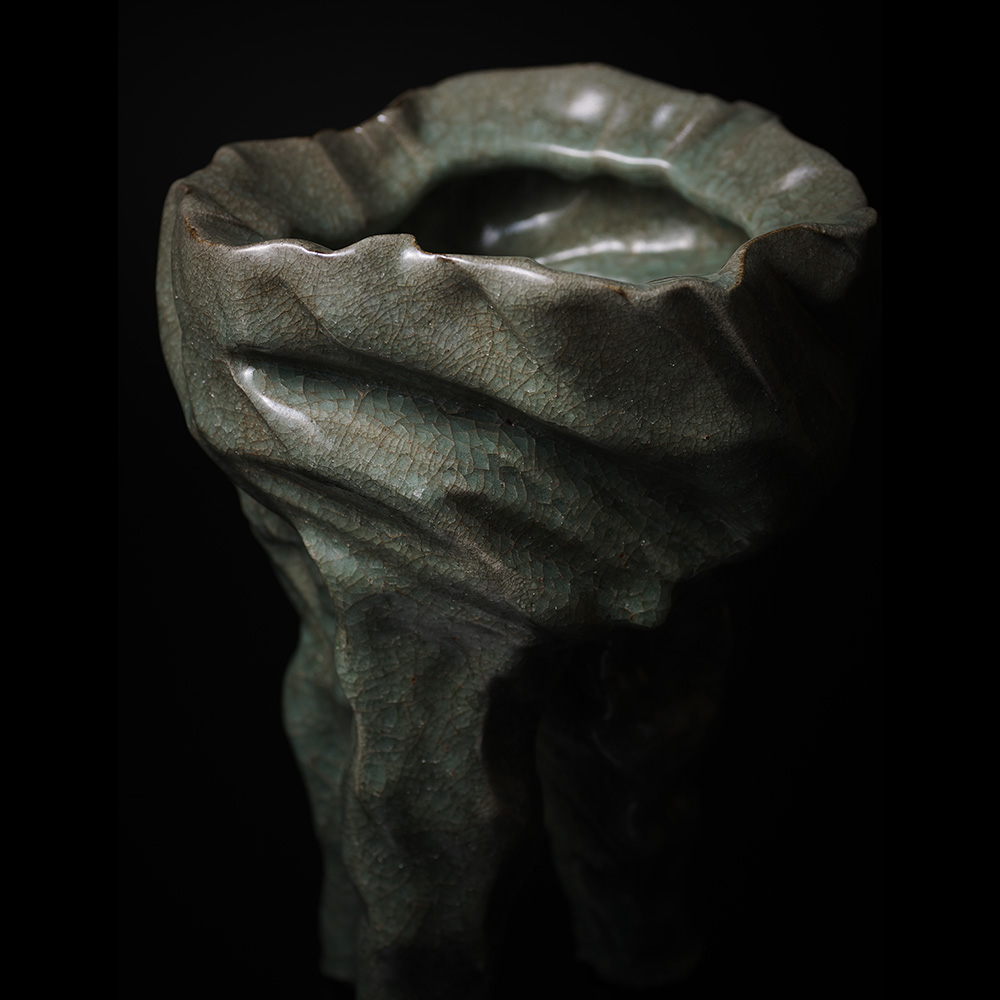 「14. 岡部嶺男　翠青磁鼎　/　OKABE Mineo　Vessel, Celadon, Chinese Ding shape」の写真　その2