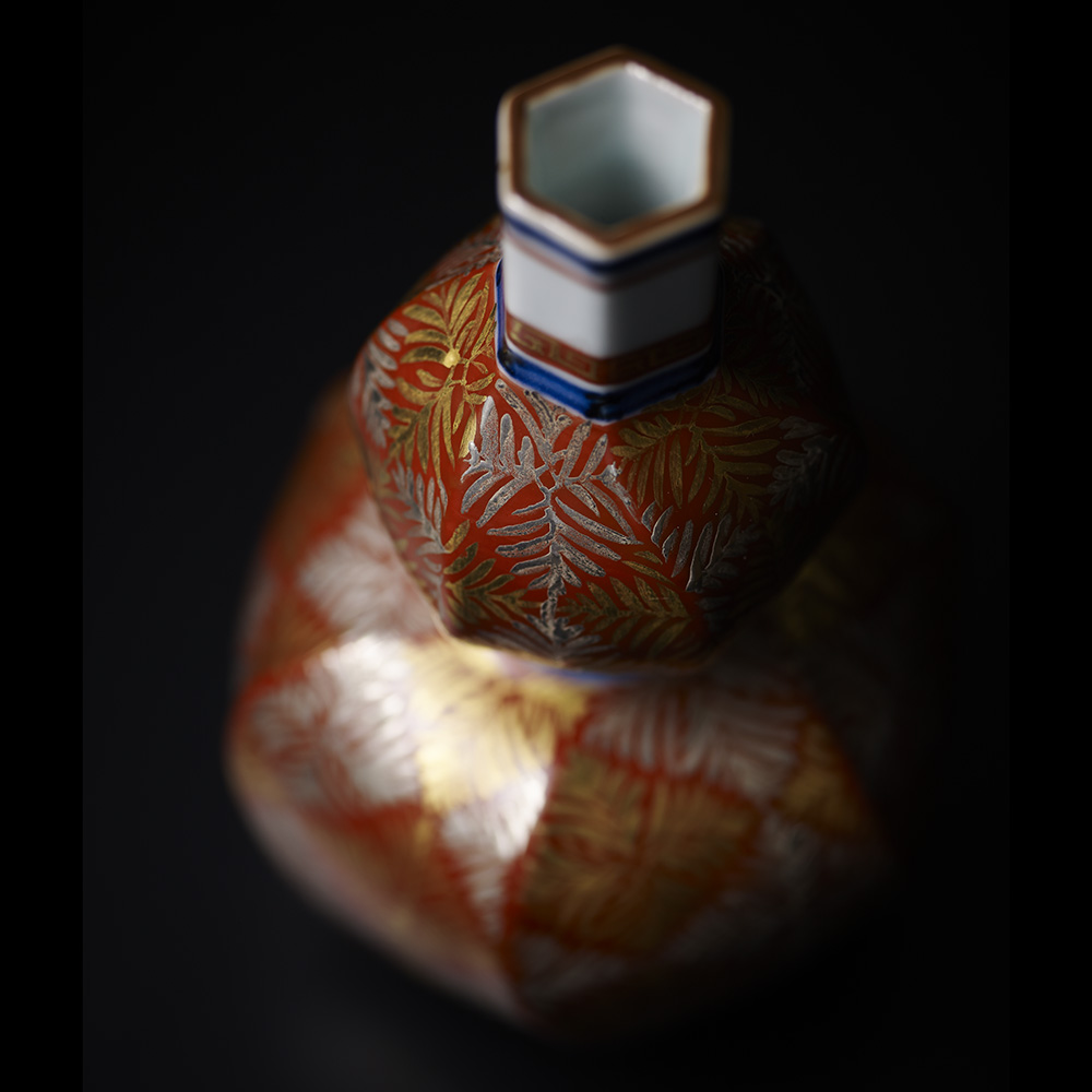 「7. 富本憲吉　色繪赤地金銀彩捻德利　/　TOMIMOTO Kenkichi　Tokkuri, Overglaze enamels, gold and silver, Twisted shape」の写真　その4