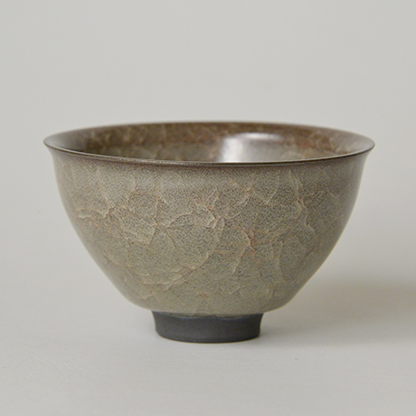 「No.1　岡部嶺男　窯変米色瓷盃 / OKABE Mineo　Sake cup, Brownish colored celadon, Yohen」の写真　その1