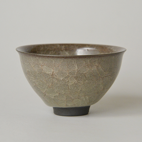 「No.1　岡部嶺男　窯変米色瓷盃 / OKABE Mineo　Sake cup, Brownish colored celadon, Yohen」の写真　その4