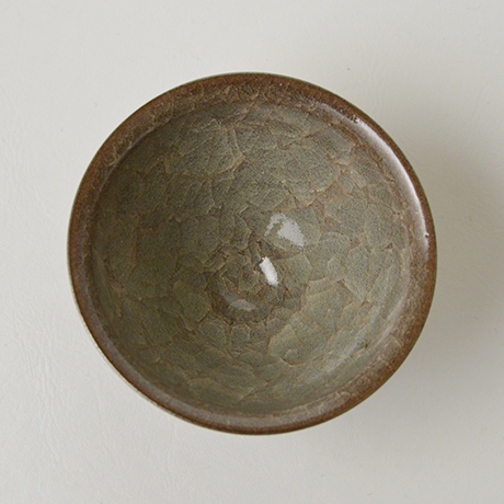 「No.1　岡部嶺男　窯変米色瓷盃 / OKABE Mineo　Sake cup, Brownish colored celadon, Yohen」の写真　その5