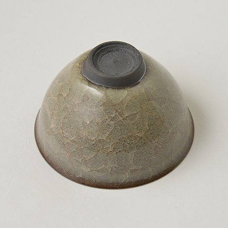 「No.1　岡部嶺男　窯変米色瓷盃 / OKABE Mineo　Sake cup, Brownish colored celadon, Yohen」の写真　その6