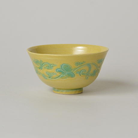 「No.26　川瀬竹志　黄地緑彩盃 / KAWASE Takeshi　Sake cup, Overglaze enamels」の写真　その1