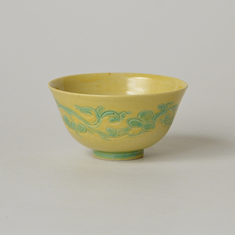 「No.26　川瀬竹志　黄地緑彩盃 / KAWASE Takeshi　Sake cup, Overglaze enamels」の写真　その2