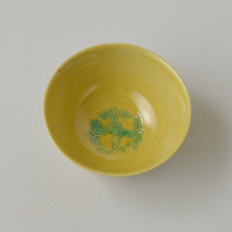 「No.26　川瀬竹志　黄地緑彩盃 / KAWASE Takeshi　Sake cup, Overglaze enamels」の写真　その3