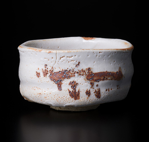 「No.151　志野　（八つ橋）　／　Chawan, Shino, Yatsuhashi design」の写真　その1