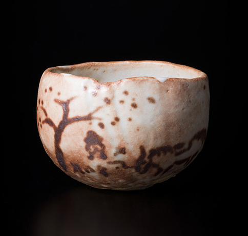 「No.112　志野　（桜の下馬子）　／　Chawan, Shino, a horse under the cherry blossom tree design」の写真　その1