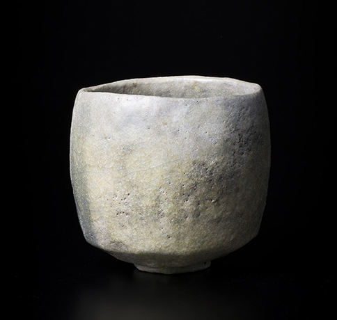 「No.36　白楽　銘：炭竃　／　Chawan, White Raku, “Sumigama”」の写真　その1