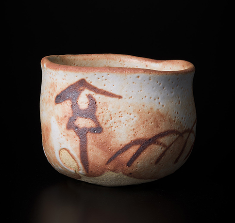 「No.134　志野　（案山子）　／　Chawan, Shino, Kakashi design」の写真　その1