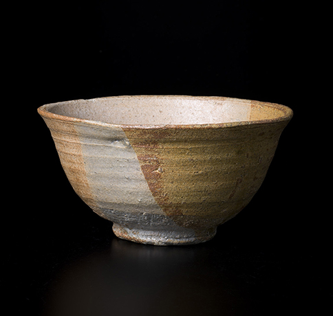 「No.42　伊羅保片身替内刷毛　銘：三國　／　Chawan, Irabo, Double glazed with brush painting, “Mikuni”」の写真　その1