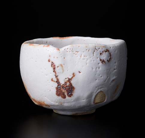 「No.132　志野　（寒月梅花）　／　Chawan, Shino, with a design of Kangetsu Baika」の写真　その1