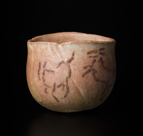 「No.82　志野　銘：春駒　／　Chawan, Shino, “Harukoma”」の写真　その1