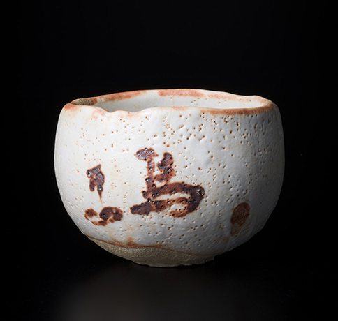 「No.60　志野　馬耳東風　／　Chawan, Shino, “Baji Tofu (words written by Jian and Sanan)”」の写真　その1