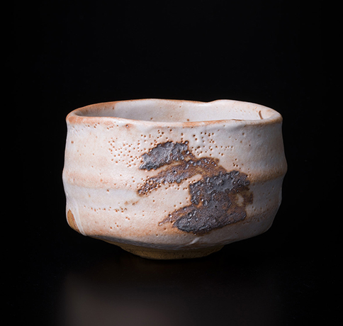 「No.56　志野　銘：寒月梅花　／　Chawan, Shino, “Kangetsu Baika”」の写真　その1