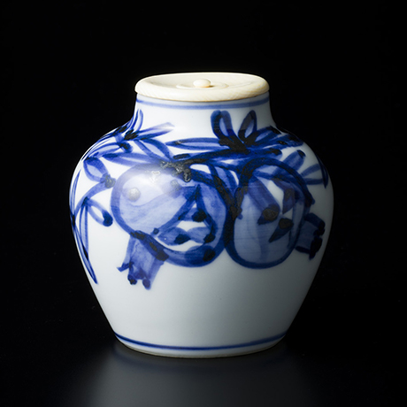 「24.　近藤悠三　柘榴染附茶入　／　KONDO Yuzo　Tea Caddy, Pomegranate motif, Underglaze cobalt painting」の写真　その1