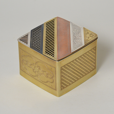「No. 7　かながさね飾箱 / Ornamental box, “Kana-gasane”, brass, silver, copper」の写真　その1