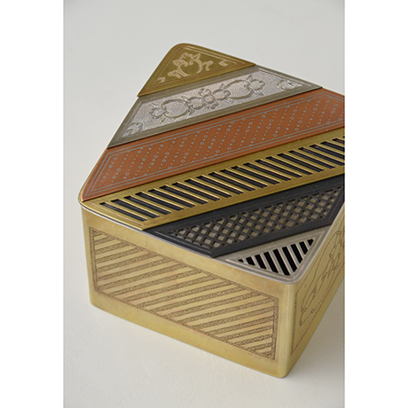 「No. 7　かながさね飾箱 / Ornamental box, “Kana-gasane”, brass, silver, copper」の写真　その7