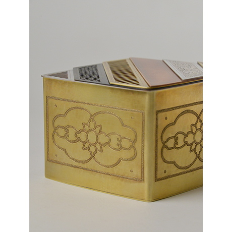 「No. 7　かながさね飾箱 / Ornamental box, “Kana-gasane”, brass, silver, copper」の写真　その8