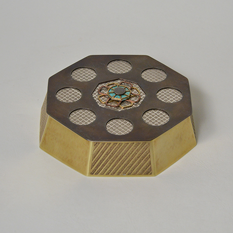 「No. 8　かながさね飾箱 / Ornamental box, “Kana-gasane”, brass, silver, copper」の写真　その1