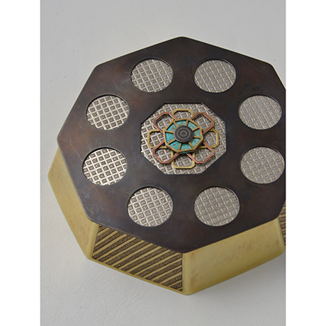「No. 8　かながさね飾箱 / Ornamental box, “Kana-gasane”, brass, silver, copper」の写真　その4