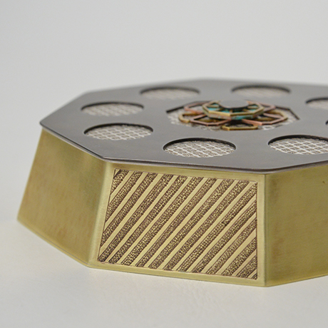 「No. 8　かながさね飾箱 / Ornamental box, “Kana-gasane”, brass, silver, copper」の写真　その6