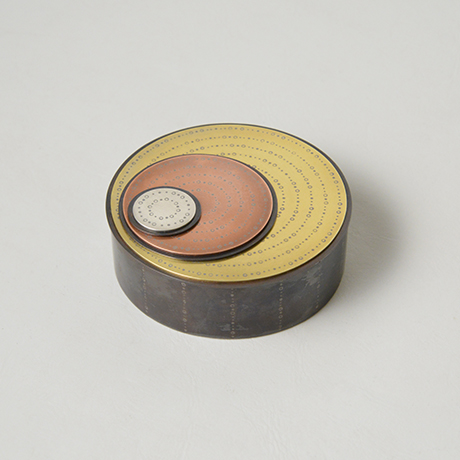 「No. 9　かながさね飾箱 / Ornamental box, “Kana-gasane”, brass, silver, copper」の写真　その1